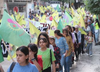 Yekîtiya Jinên Ciwan a Helebê meşek di bin silogana “Kes Nikare Roja Me Tarî Bike” li dar xist