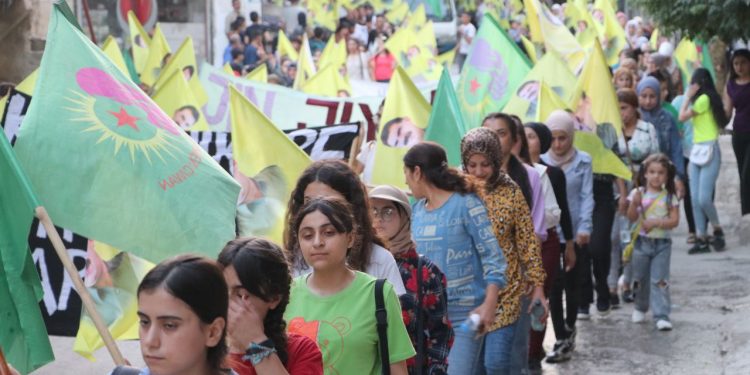 Yekîtiya Jinên Ciwan a Helebê meşek di bin silogana “Kes Nikare Roja Me Tarî Bike” li dar xist