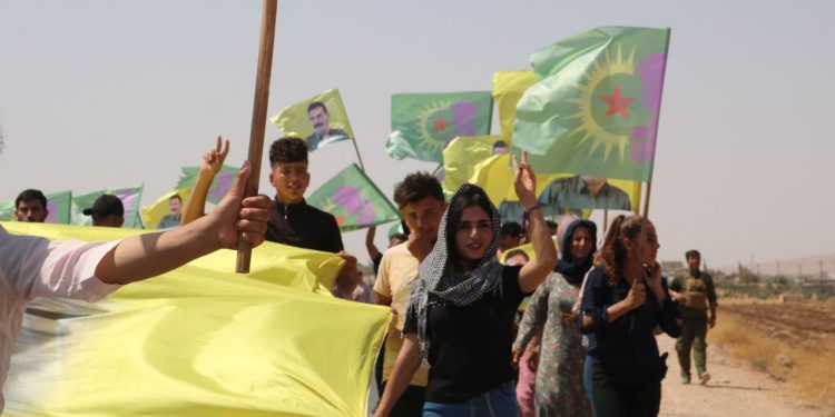 Jinên ciwan ên Kobanê çalakî li darxistin