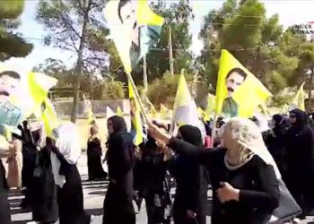 Jinên ciwan ên Tebqa çalakî li darxistin