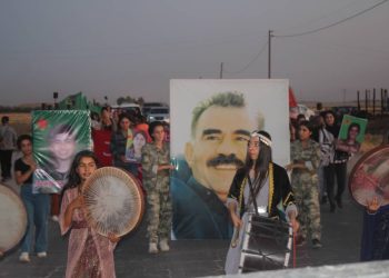 Yekîtiya jinên ciwan li Dirbesîyé ji bo salvegera 15’ê Tebaxê meşekî bi meşhele li darxistin