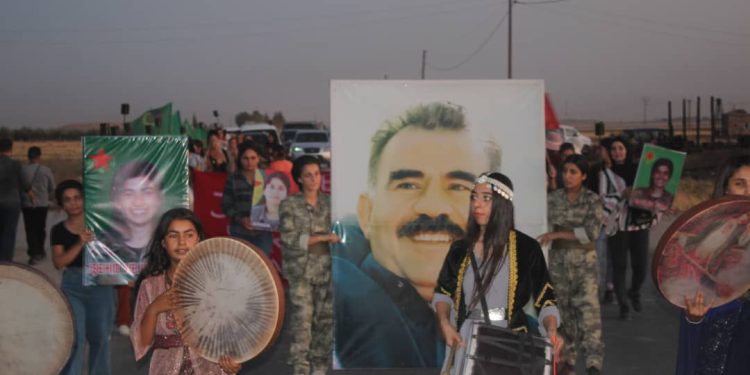 Yekîtiya jinên ciwan li Dirbesîyé ji bo salvegera 15’ê Tebaxê meşekî bi meşhele li darxistin