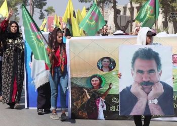 Meşa Jinên Ciwan dijî tecrîda li ser Rêber APO li Reqa û Tebqa