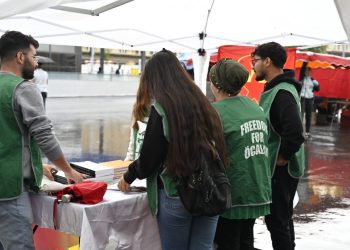 Endamên TCŞ’ê ji bo Rêber APO li Lozanê stand vekirin