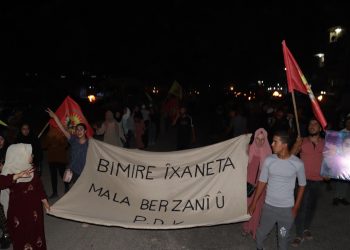 Ciwanan bi dirûşmeya “Bimre Barzanî û xayîntiya PDK” meşiyan