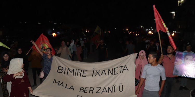 Ciwanan bi dirûşmeya “Bimre Barzanî û xayîntiya PDK” meşiyan