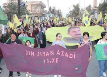 Yekîtiya Jinên ciwan bi duruşmeya ”Bê Serok jiyan nabe” meşek li dijî tecrîd li ser Rêber APO li dar xist