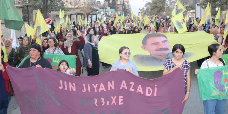 Yekîtiya Jinên ciwan bi duruşmeya ”Bê Serok jiyan nabe” meşek li dijî tecrîd li ser Rêber APO li dar xist