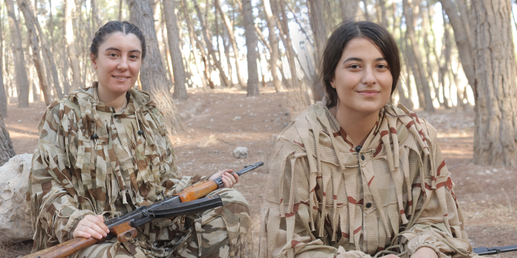 ReportajHeval Hêzîl Harûn û Viyan Peyman banga jinên ciwan û ciwanan di her parçe Kurdistanê dikin, tola Şehîdan rabikin û tevlî rêfen gerîla bibin