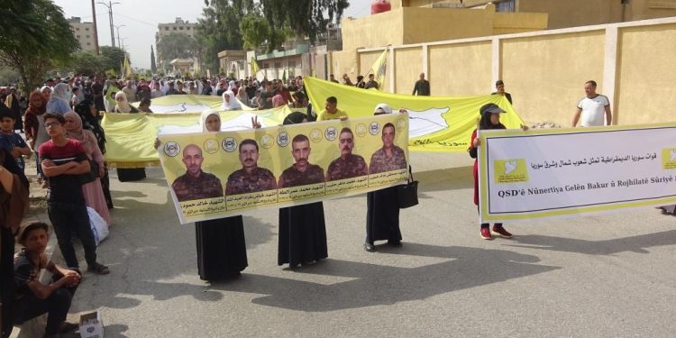 Şêniyên Reqayê bi meşekê piştgirî da QSD′ê