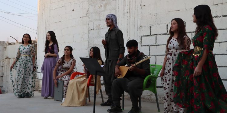 Bendeke li dijî bandorên şerê taybet ên li ser ciwanan: Koma Saz û Awaz