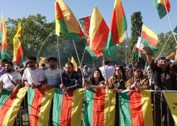 Bi şîara ‘Statu ji Kurdistanê re’ bi hezaran Kurd li qada festîvalê kom bûn