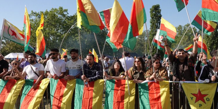 Bi şîara ‘Statu ji Kurdistanê re’ bi hezaran Kurd li qada festîvalê kom bûn