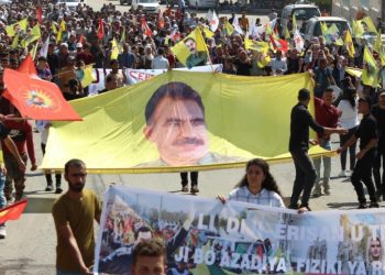 Şêniyên herêma Firatê li dijî tecrîdê meşiyan