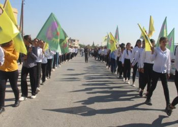 Li Kobanê jinên ciwan li dijî komplo û tecrîdê meşiyan