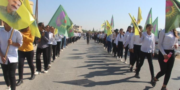 Li Kobanê jinên ciwan li dijî komplo û tecrîdê meşiyan