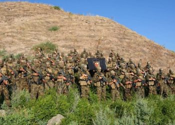 Komên çekdar li Dêrazorê êrişî herêmên QSD’ê kirin