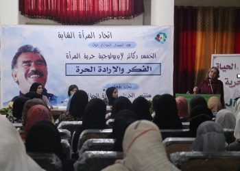 Yekîtiya Jinên Ciwan di bin dirûşmeya “Jin Jiyan Azadî Serbixe Azadî” li bajarê Reqqayê komxebatek li darxist