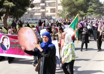 Bi sedan kes li Reqayê ji bo JIN JIYAN AZADÎ meşiyan