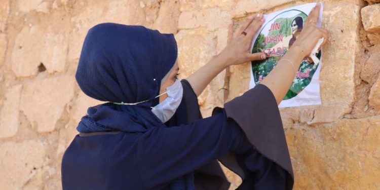 Jinên Ciwan li Tebqayê posterên ji bo şehîd Jîna Emînî daliqandin