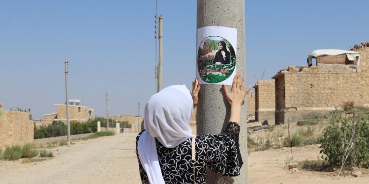 Jinên Ciwan li Tebqayê posterên ji bo şehîd Jîna Emînî daliqandin
