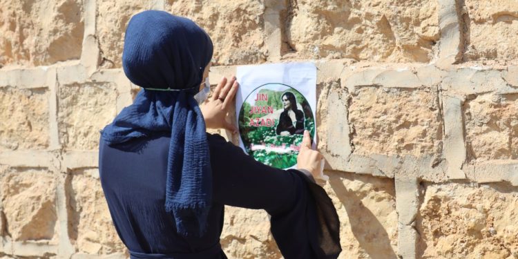 Jinên Ciwan li Tebqayê posterên ji bo şehîd Jîna Emînî daliqandin