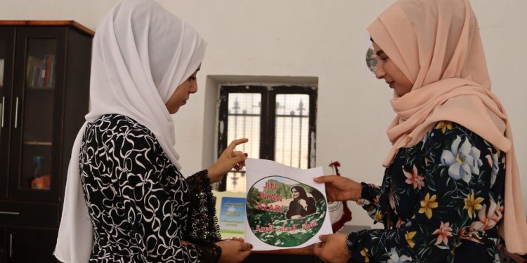 Jinên Ciwan li Tebqayê posterên ji bo şehîd Jîna Emînî daliqandin