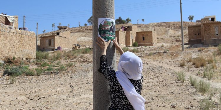 Jinên Ciwan li Tebqayê posterên ji bo şehîd Jîna Emînî daliqandin