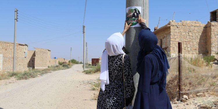 Jinên Ciwan li Tebqayê posterên ji bo şehîd Jîna Emînî daliqandin