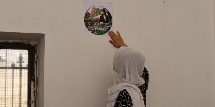 Jinên Ciwan li Tebqayê posterên ji bo şehîd Jîna Emînî daliqandin