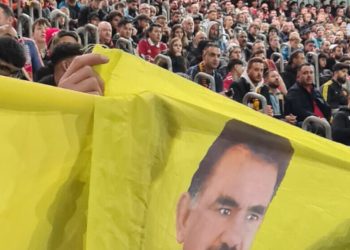 Di maça Lîga Şampiyonan de wêneyên Abdullah Ocalan hatin hildan