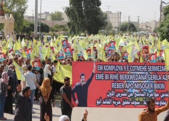 Şêniyên herêma Firatê bi meşeke girseyî li ber komploya navneteweyî rabûn