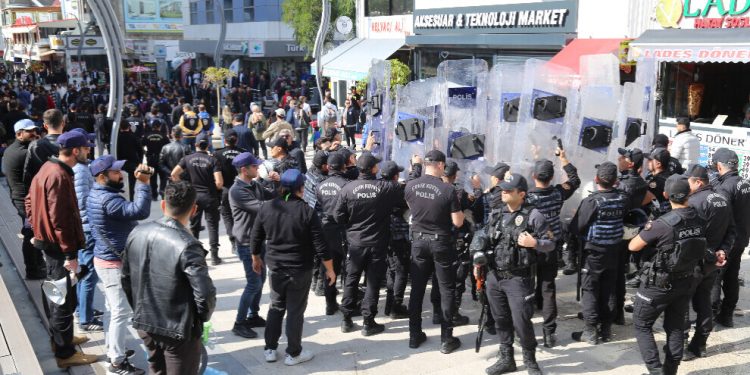 Gelê Kurd li dijî êrîşên dagirkeriyê li qadan e