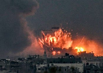 Gazze di bin bombardûmanê de ye