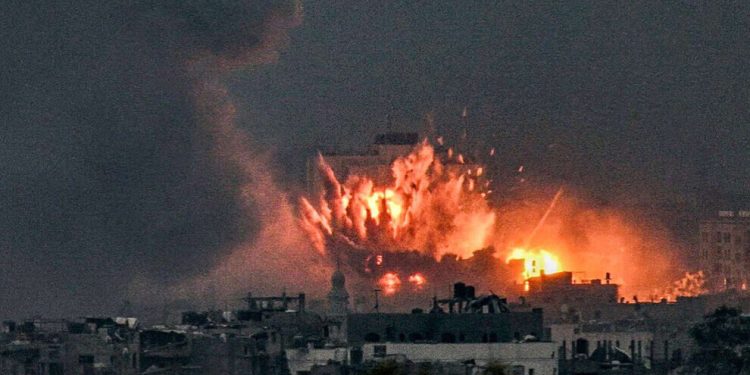 Gazze di bin bombardûmanê de ye