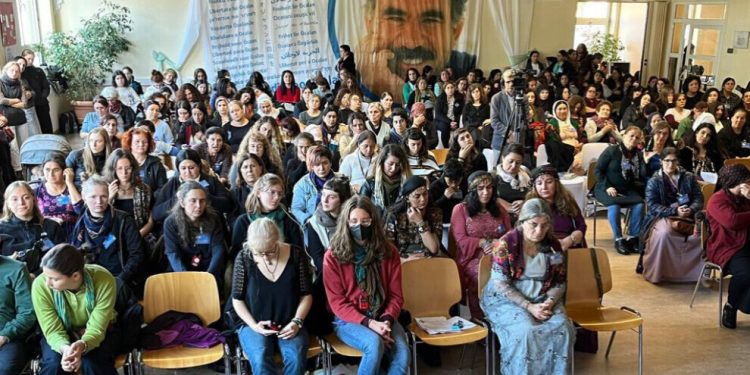 Jinên li Dusseldorftê li hev civiyan: Dema azadiya Rêber APO ye