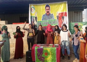 Jinên Ciwan ên Dêrikê li Kampa Newroz pirtukên Rêber Apo belav dikin