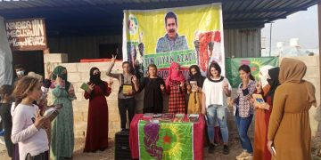 Jinên Ciwan ên Dêrikê li Kampa Newroz pirtukên Rêber Apo belav dikin