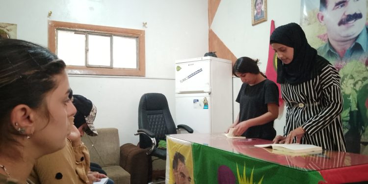 Yekitiya Jinên Ciwan civinêk li Hasekê li dar xestin