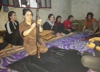 Jinên ciwan ên Kobanê li ser şopa Berîtanan perwerdeya xwe parastinê dibînin