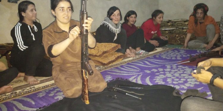 Jinên ciwan ên Kobanê li ser şopa Berîtanan perwerdeya xwe parastinê dibînin