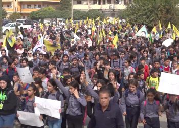 Bi boneya salvegera komploya navnetewî bi hezaran gelên Qamişlo daketin qadan