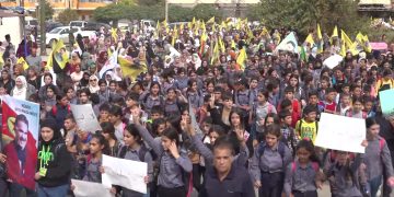 Bi boneya salvegera komploya navnetewî bi hezaran gelên Qamişlo daketin qadan