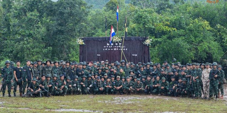 Hêzên Parastina Neteweyen Karenni li Myanmarê peyama hevgirtinê ji gelê Rojava re şand