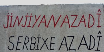 Jinên Ciwan ên Heseke li dijî Komployê ser dîwaran xêzkirin