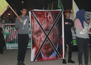 Tevgera Ciwanên Şoreşger li Reqayê ji bo piştgiriya Hêzên Sûriyeya Demokratîk meşek li dar xest