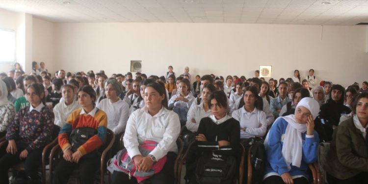 Xwendekarên Kobanê semîner li ser Komployê Navnetewî dibînin