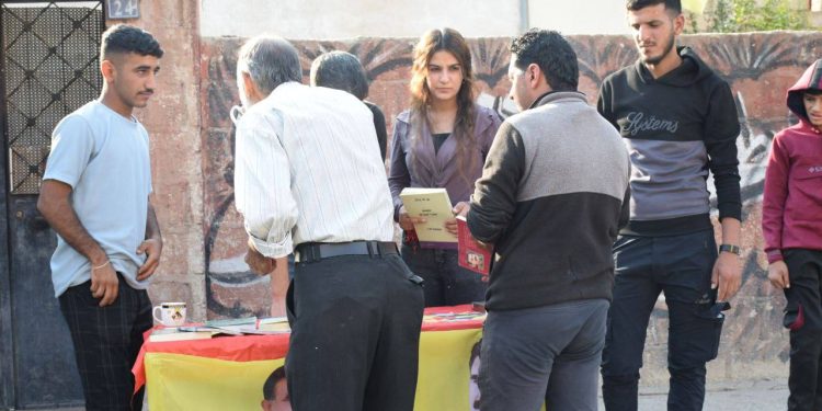 Ciwanên Til Temir pirtûkên Rêber Apo belav dikin