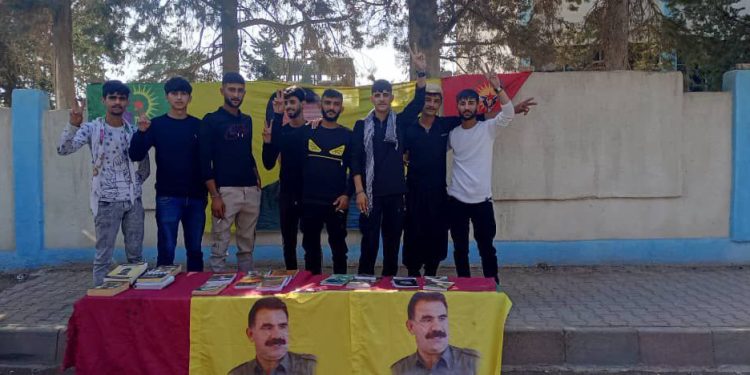 Li Dêrikê standa bi pirtûkên Rêber Apo hate vekirin