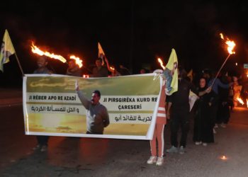 Tevgera Ciwanên Şoreşger a Dêrazorê ji bo Azadiyê fizîkiya Rêber Apo Meşke lidarxist